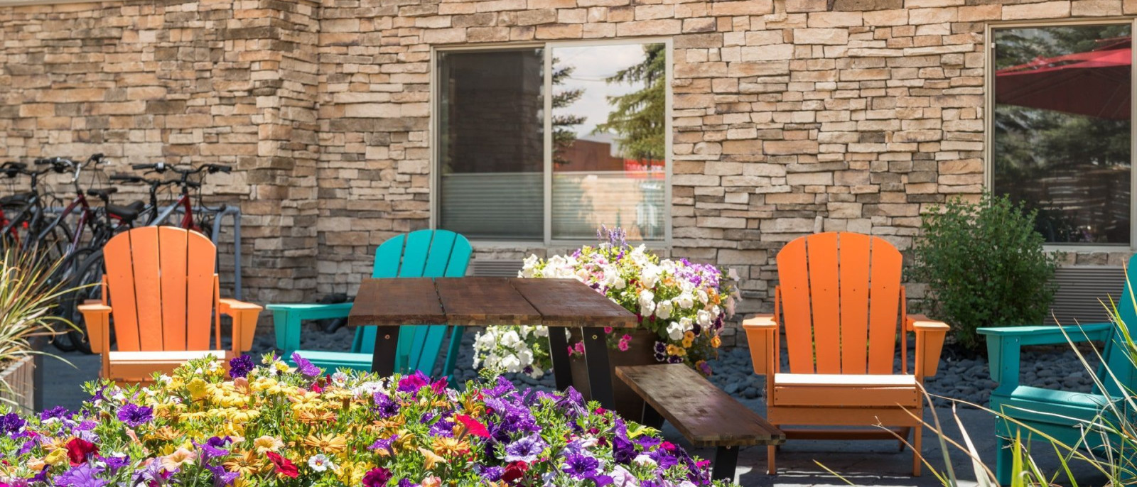 Oversized rooms, free hot breakfast, indoor pool and hot tub, business center, executive board room, free ski lockers, free snow shoes and free bikes..this place has it all!
